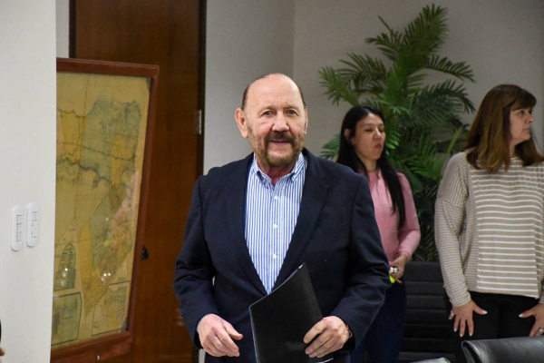 Sin recurrir a deuda, el gobernador Insfr�n anunci� un aumento de sueldo del 15%