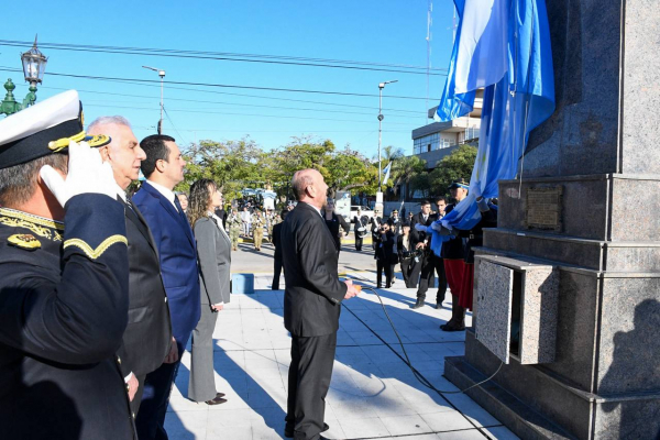 El gobernador Insfr�n encabez� el acto por el 210� Aniversario de la Independencia Nacional