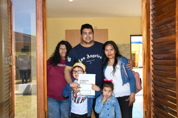 Emoción de las familias tras la entrega de 80 viviendas: