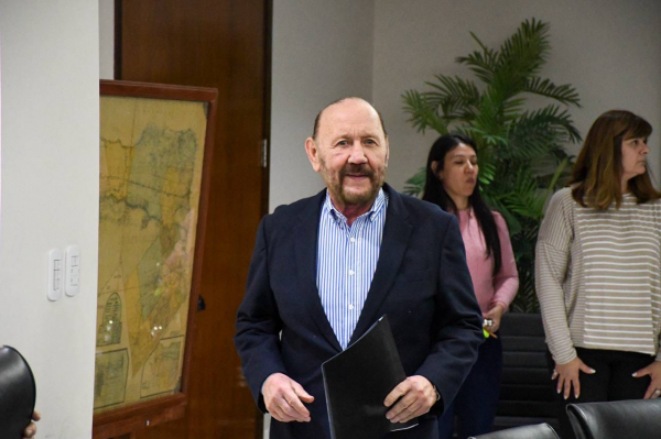 Sin recurrir a deuda, el gobernador Insfr�n anunci� un aumento de sueldo del 15%