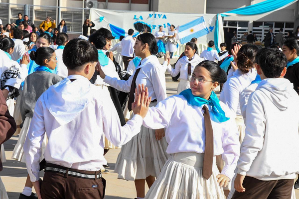 Estudiantes formose�os celebraron el D�a de la Independencia bailando el Peric�n Nacional