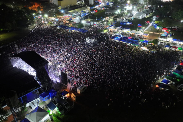 Una multitud disfrut� de los shows musicales de la Fiesta Nacional del Pomelo