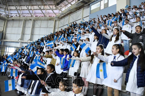 D�a de la Bandera: M�s de 1100 estudiantes y efectivos de las fuerzas prometieron fidelidad a la insignia patria