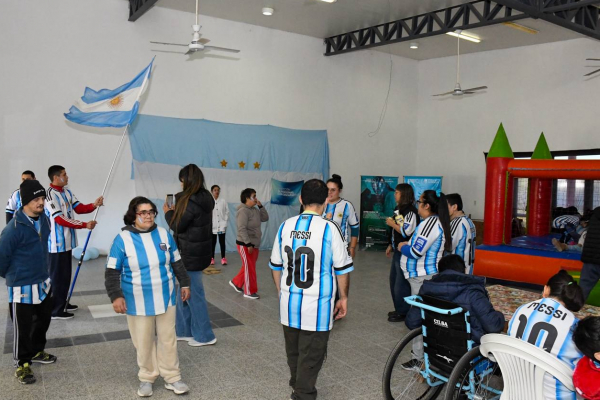 "En cada partido, una misma pasi�n": El Centro Ocupacional Inclusivo volvi� a alentar a la Selecci�n Argentina