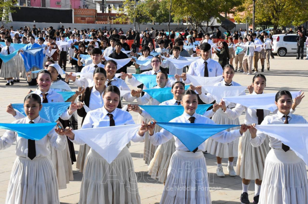 Estudiantes formoseños celebraron el Día de la Independencia bailando el Pericón Nacional
