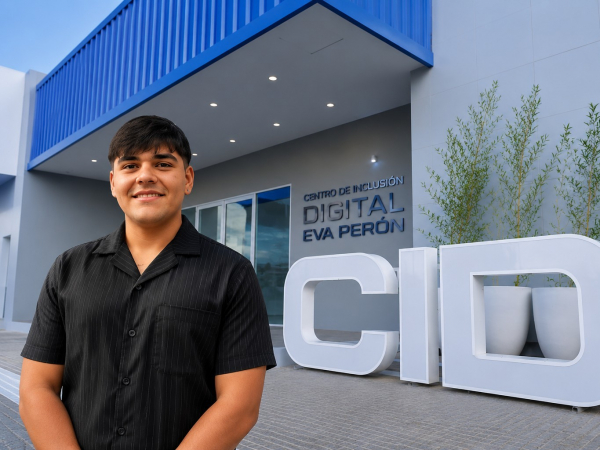 Tecnología al servicio de la educación y la comunidad: estudiantes del Politécnico llevaron la teoría a la práctica en el Centro de Inclusión Digital