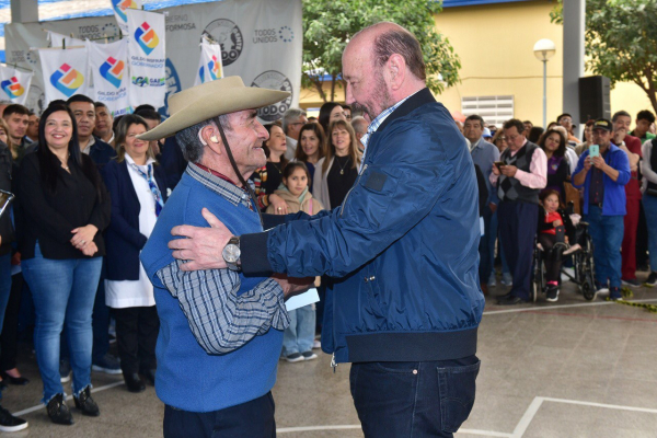 El gobernador Insfrn firm dos inicios de obra para la distribucin de agua potable