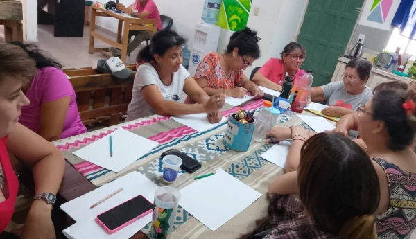 MUJERES QUE ACOMPAÑAN
