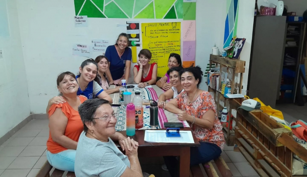 MUJERES QUE ACOMPAÑAN