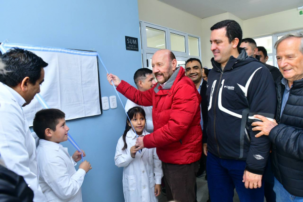 El Gobernador inauguró dos nuevos edificios educativos en Los Chiriguanos