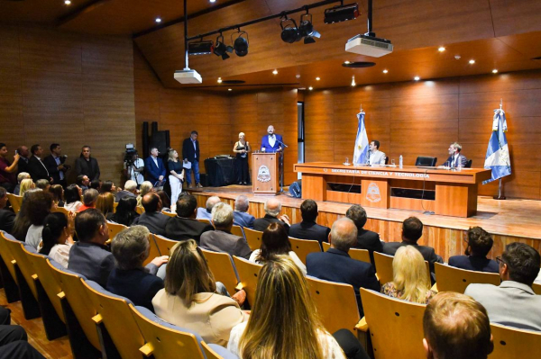 El gobernador Insfr�n encabez� la firma de convenios estrat�gicos con el CFI