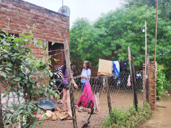 Asistencia integral a familias afectadas por la emergencia h�drica