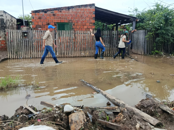 Asistencia integral a familias afectadas por la emergencia h�drica