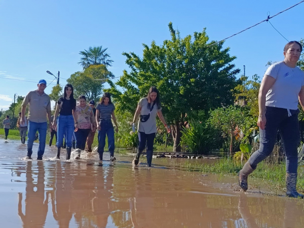Asistencia integral a familias afectadas por la emergencia h�drica