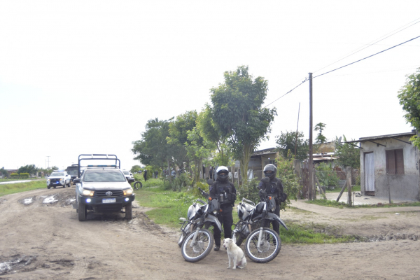 Ocho detenidos y un menor retenido tras dos allanamientos simultáneos