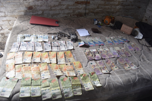 Ocho detenidos y un menor retenido tras dos allanamientos simultáneos