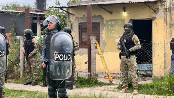 Secuestraron armas blancas y numerosos objetos en cinco allanamientos