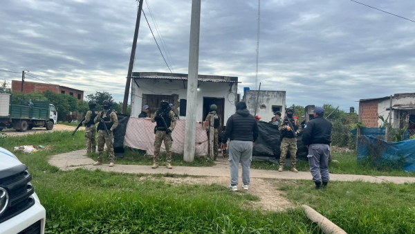 Secuestraron armas blancas y numerosos objetos en cinco allanamientos