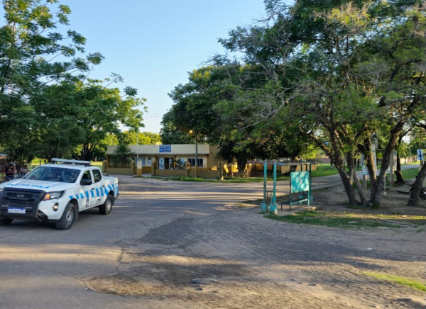 Un desorden generalizado terminó con daños a un móvil policial