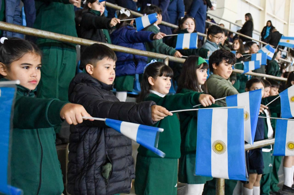 D�a de la Bandera: M�s de 1100 estudiantes y efectivos de las fuerzas prometieron fidelidad a la insignia patria