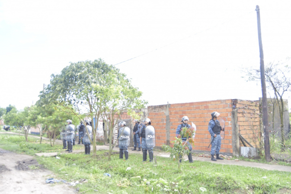 Ocho detenidos y un menor retenido tras dos allanamientos simultáneos