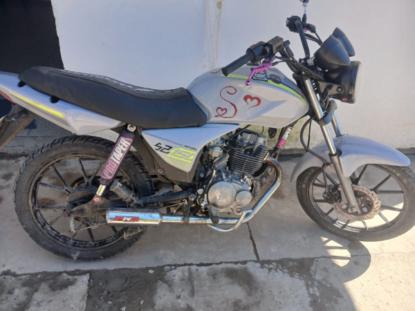 La Policía recuperó una motocicleta sustraída, detuvo a tres hombres y sacó de circulación otro rodado por ruidos molestos