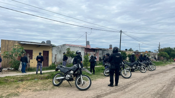 Secuestraron armas blancas y numerosos objetos en cinco allanamientos