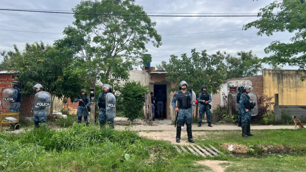 Secuestraron armas blancas y numerosos objetos en cinco allanamientos